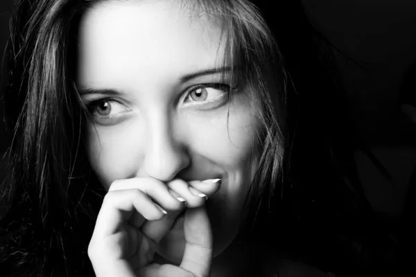 Retrato preto e branco da menina bonita — Fotografia de Stock