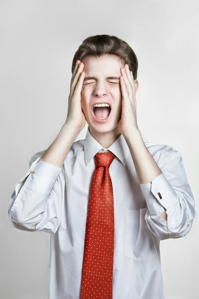 Jonge Kaukasische man in een shirt met rode stropdas, schreeuwen. — Stockfoto
