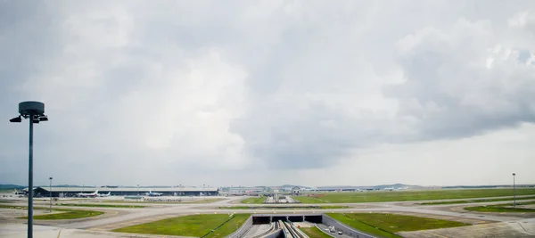 Панорама злітно-посадкової смуги аеропорту — стокове фото