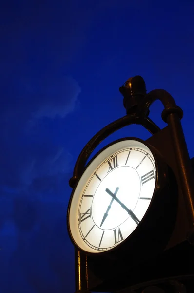 Horloge la nuit — Photo