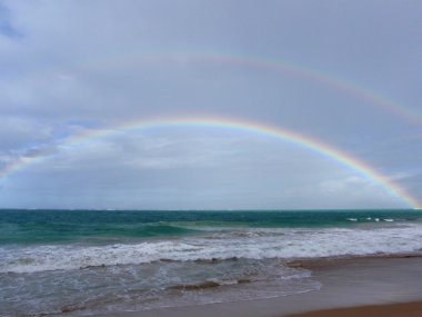 Çift gökkuşağı San Juan beach üzerinde asılı