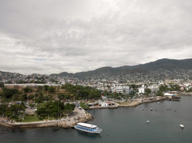 Kıyı ve Acapulco cityscape bir bulutlu gün boyunca