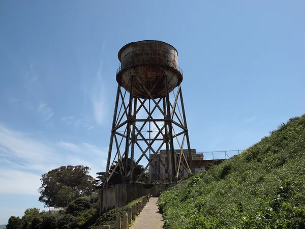 Sentiero verso la Torre dell'Acqua Rusted con la prigione alle spalle — Foto Stock