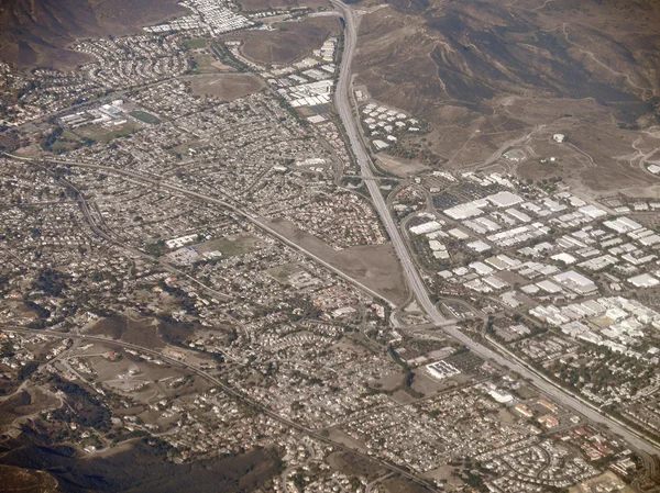 Шоссе тянется через Лос-Анджелес и горы — стоковое фото