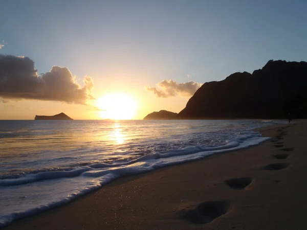 Svítání na Waimanalo pláži přes Rock Island od Maka'pua Point — Stock fotografie
