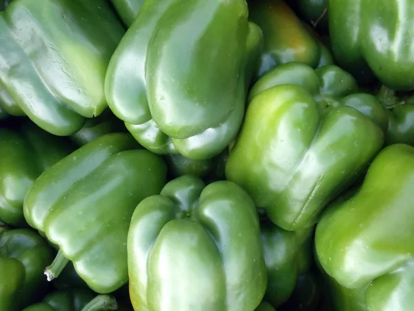 Stapel van groene paprika 's — Stockfoto