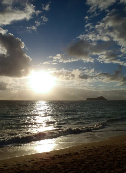 Ανατολή του ηλίου στην waimanalo παραλία στο oahu, Χαβάη — Φωτογραφία Αρχείου
