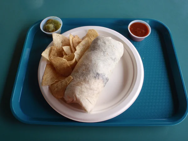 Burrito y patatas fritas en plato de papel con tazas pequeñas de rojo y gree — Foto de Stock