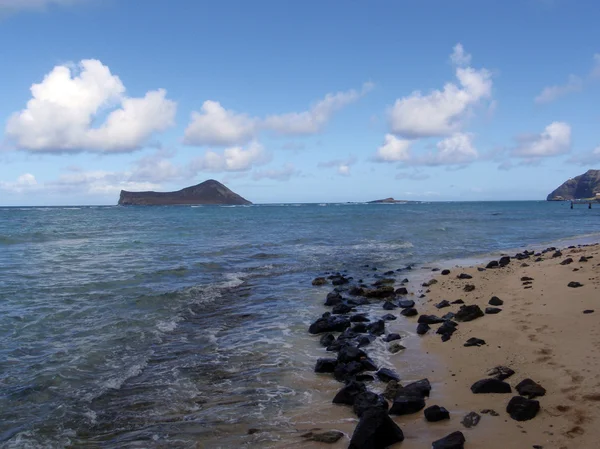 Waimanalo pláž s kameny podél pláže na ostrově oahu, hawaii — Stock fotografie