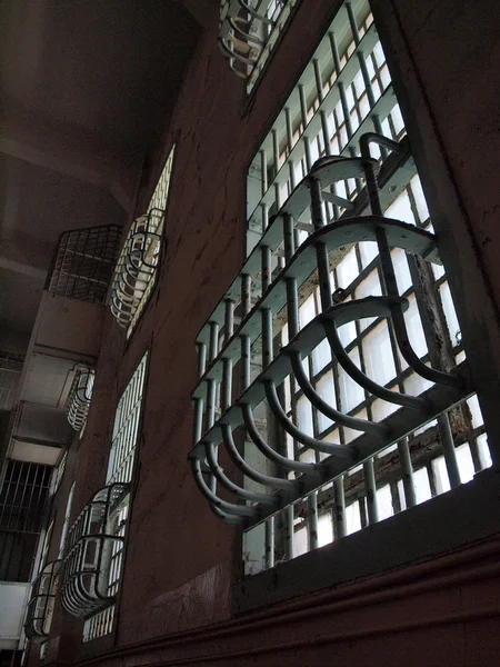 Metallstenger på vinduer i Alcatraz fengsel – stockfoto