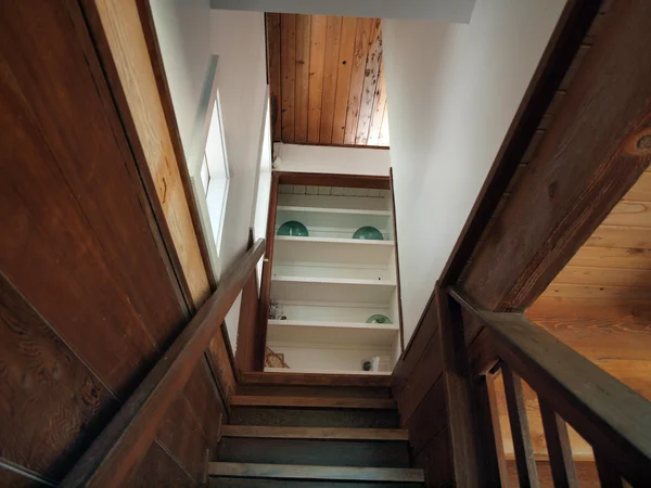 Escaliers jusqu'à la chambre du deuxième étage — Photo