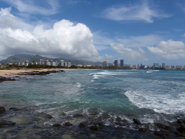 Playa de la isla de arena con el centro de Honolulu en la distancia —  Fotos de Stock
