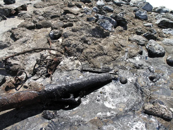 Oljebelagte rør og biter av metallblandinger med masser av salt – stockfoto