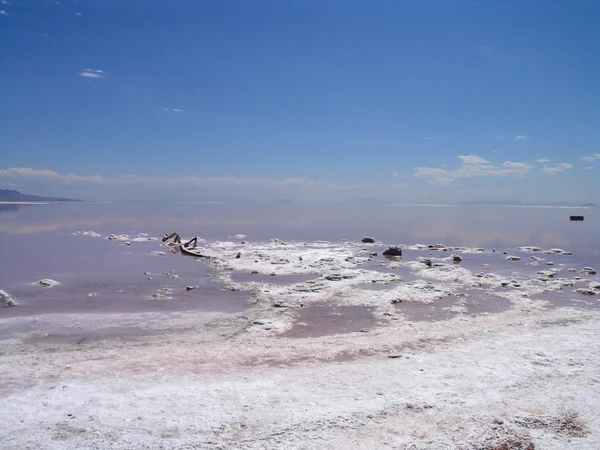 Przemysłowe resztki w wodzie przy brzegu wielkiego lak soli — Zdjęcie stockowe