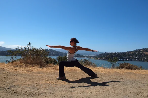 Çekici 20-bir şey Bayan mu savaşçı Yoga iki poz — Stok fotoğraf
