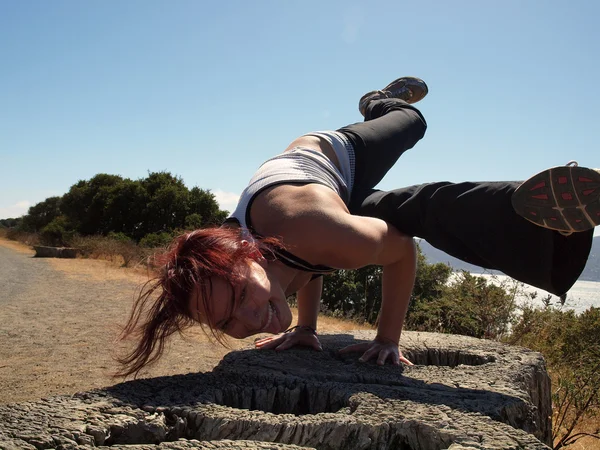 有吸引力的20多岁的女士做侧鹤瑜伽姿势 — 图库照片
