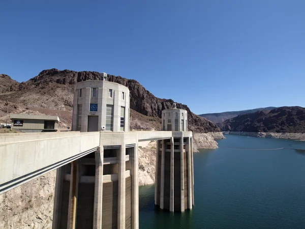 Nevada-seitige Druckrohrtürme des Staudamms — Stockfoto
