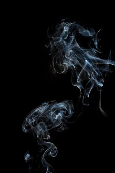 黒い背景で煙を上げ — ストック写真