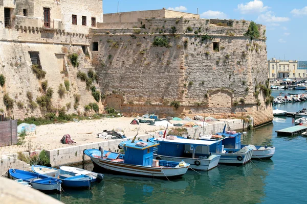 Gallipoli, Apulie - Anjou hrad s rybářskými čluny — Stock fotografie