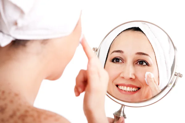 Facial skincare anti-ageing exfoliation — Stock Photo, Image