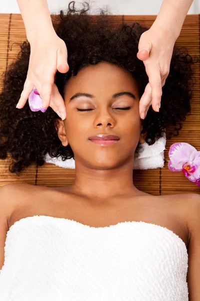 Massaggio al tempio facciale in beauty spa — Foto Stock