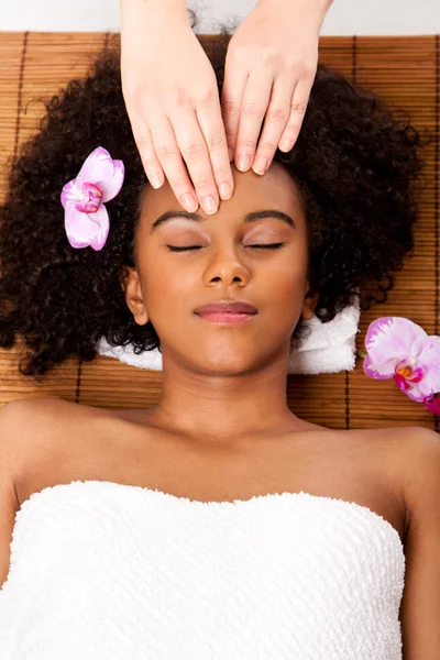 Massage facial dans le spa de beauté — Photo