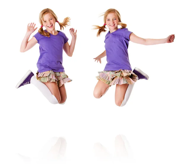 Gelukkig identieke tweelingen springen en lachen — Stockfoto