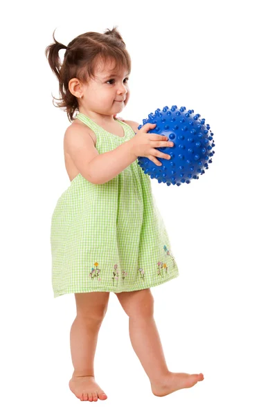 Счастливая девочка с мячом — стоковое фото
