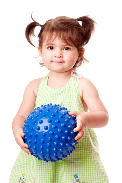 Šťastné batole dívka s míčem — Stock fotografie