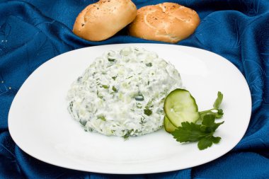 güzel, lezzetli bir salata. Rus salatası.