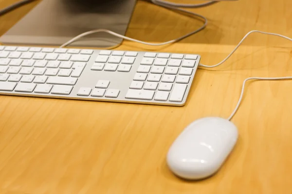 Bílá klávesnice a myš — Stock fotografie