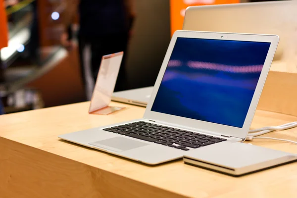 Laptop isolerad på vit bakgrund — Stockfoto