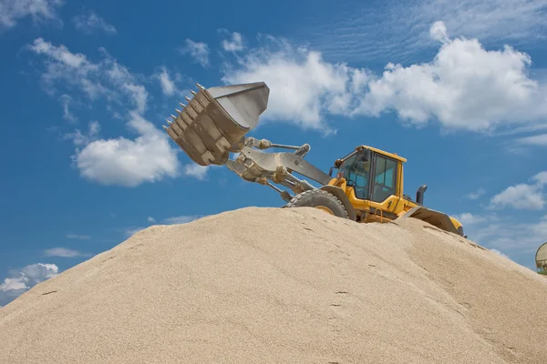 Excavadora amarilla en el sitio de construcción — Foto de Stock