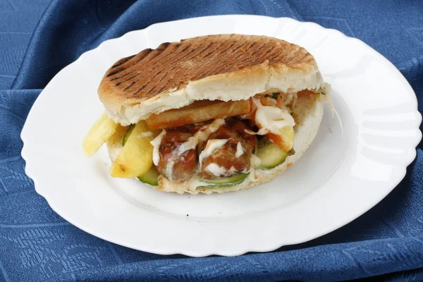 Sandwich met ham en kaas geïsoleerd op wit — Stockfoto