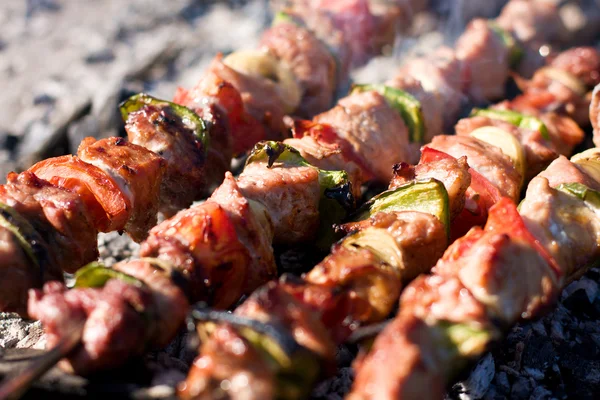 으깬 맛있는 구운 고기를 곁들인 바베큐 — 스톡 사진