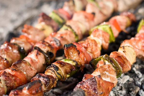 Barbecue con deliziosa carne alla griglia — Foto Stock