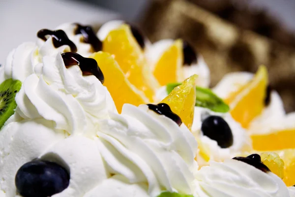 Торт с фруктами и кремом — стоковое фото