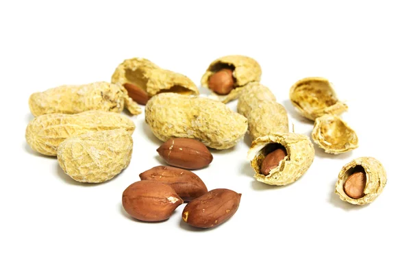 Alguns amendoins isolados do branco — Fotografia de Stock