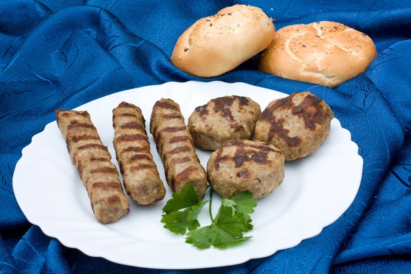 Gegrild vlees ballen en Duitse biefstuk geregeld met loafs van brad — Stockfoto