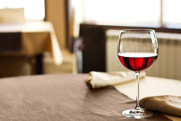 红葡萄酒放在桌上 — 图库照片