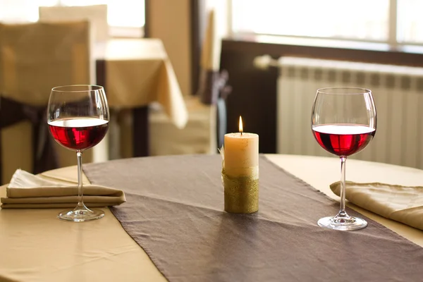 テーブルの上の赤ワイン — ストック写真