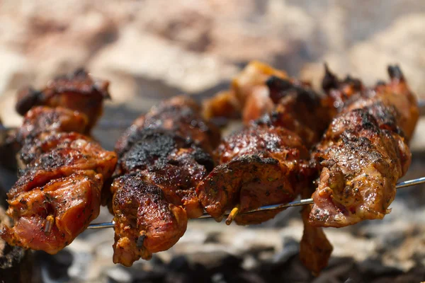 Fläsk grillspett på trä kolen — Stockfoto