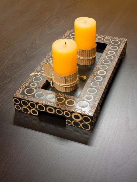 Dos velas en decoración exótica — Foto de Stock