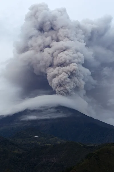 Tungurahua Explodindo — Fotografia de Stock