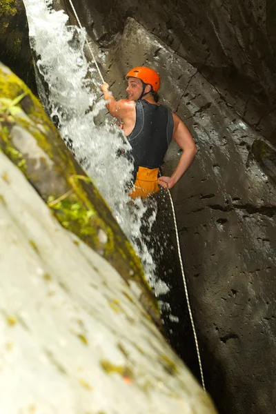 Desporto de canyoning extremo — Fotografia de Stock