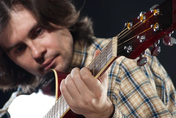 Guitarrista toca en una guitarra — Foto de Stock