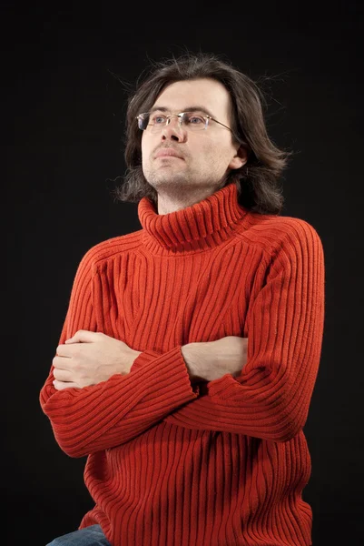 Чоловік в червоному светрі і окулярах — стокове фото