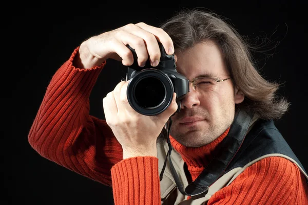 Длинные волосы человека с камерой — стоковое фото
