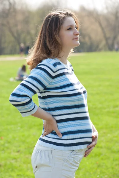 Hamile kadın çayır üzerinde rahatlatıcı — Stok fotoğraf