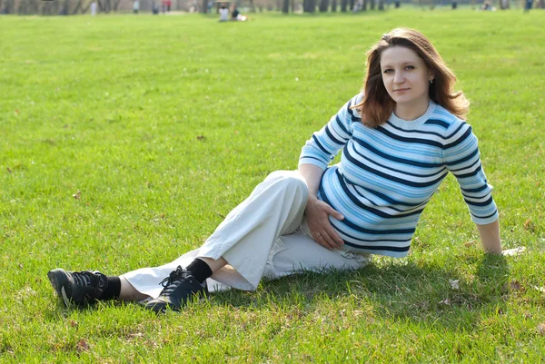 孕妇在草地上放松 — 图库照片